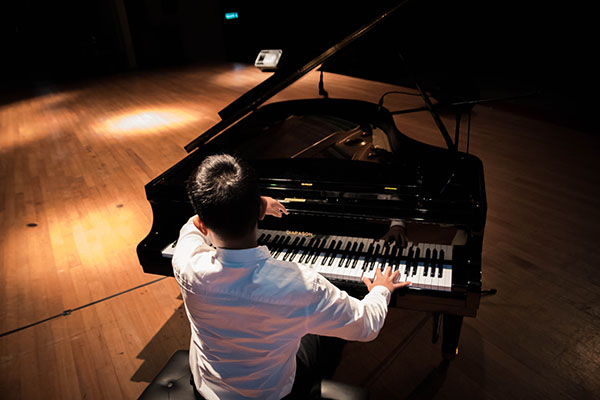 Top 5 benefits of playing piano